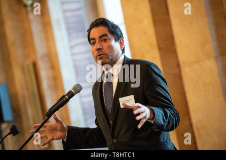 Stuttgart, Deutschland. 13. Mai, 2019. Mouhanad Khorchide, Direktor des Zentrums für Islamische Theologie an der Universität Münster, spricht im Neuen Schloss an den gemeinsamen Brechen des fasten im Ramadan. Credit: Fabian Sommer/dpa/Alamy leben Nachrichten Stockfoto