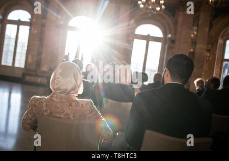 Stuttgart, Deutschland. 13. Mai, 2019. Die Gäste folgen die Rede von Ministerpräsident Kretschmann an den gemeinsamen Fastenbrechen im Ramadan im Neuen Schloss. Credit: Fabian Sommer/dpa/Alamy leben Nachrichten Stockfoto