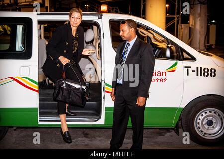 Addis Abeba, Äthiopien. 13. Mai, 2019. Queen Maxima der Niederlande kommt auf dem Flughafen von Addis Abeba zu Beginn ihres Besuchs in Äthiopien als Kinderhilfswerk der Vereinten Nationen Generalsekretär spezieller Fürsprecher für inklusive Finanzierung für Entwicklung in Äthiopien, 12. Mai 2019. Quelle: Patrick Van Katwijk |/dpa/Alamy leben Nachrichten Stockfoto