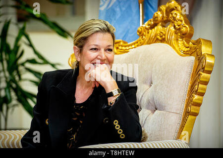 Addis Abeba, Äthiopien. 13. Mai, 2019. Queen Maxima der Niederlande kommt auf dem Flughafen von Addis Abeba zu Beginn ihres Besuchs in Äthiopien als Kinderhilfswerk der Vereinten Nationen Generalsekretär spezieller Fürsprecher für inklusive Finanzierung für Entwicklung in Äthiopien, 12. Mai 2019. Quelle: Patrick Van Katwijk |/dpa/Alamy leben Nachrichten Stockfoto