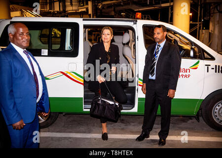 Addis Abeba, Äthiopien. 13. Mai, 2019. Queen Maxima der Niederlande kommt auf dem Flughafen von Addis Abeba zu Beginn ihres Besuchs in Äthiopien als Kinderhilfswerk der Vereinten Nationen Generalsekretär spezieller Fürsprecher für inklusive Finanzierung für Entwicklung in Äthiopien, 12. Mai 2019. Quelle: Patrick Van Katwijk |/dpa/Alamy leben Nachrichten Stockfoto