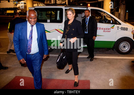 Addis Abeba, Äthiopien. 13. Mai, 2019. Queen Maxima der Niederlande kommt auf dem Flughafen von Addis Abeba zu Beginn ihres Besuchs in Äthiopien als Kinderhilfswerk der Vereinten Nationen Generalsekretär spezieller Fürsprecher für inklusive Finanzierung für Entwicklung in Äthiopien, 12. Mai 2019. Quelle: Patrick Van Katwijk |/dpa/Alamy leben Nachrichten Stockfoto