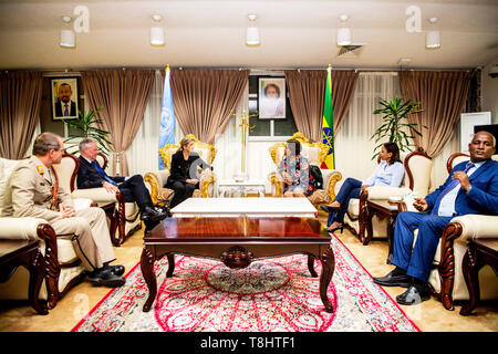 Addis Abeba, Äthiopien. 13. Mai, 2019. Queen Maxima der Niederlande kommt auf dem Flughafen von Addis Abeba zu Beginn ihres Besuchs in Äthiopien als Kinderhilfswerk der Vereinten Nationen Generalsekretär spezieller Fürsprecher für inklusive Finanzierung für Entwicklung in Äthiopien, 12. Mai 2019. Quelle: Patrick Van Katwijk |/dpa/Alamy leben Nachrichten Stockfoto