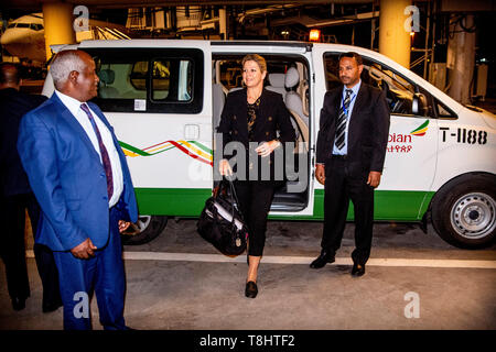Addis Abeba, Äthiopien. 13. Mai, 2019. Queen Maxima der Niederlande kommt auf dem Flughafen von Addis Abeba zu Beginn ihres Besuchs in Äthiopien als Kinderhilfswerk der Vereinten Nationen Generalsekretär spezieller Fürsprecher für inklusive Finanzierung für Entwicklung in Äthiopien, 12. Mai 2019. Quelle: Patrick Van Katwijk |/dpa/Alamy leben Nachrichten Stockfoto