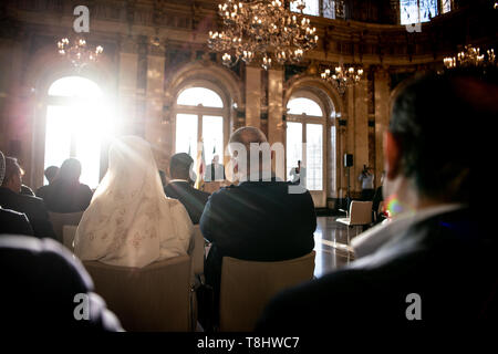 Stuttgart, Deutschland. 13. Mai, 2019. Die Gäste folgen die Rede von Ministerpräsident Kretschmann an den gemeinsamen Fastenbrechen im Ramadan im Neuen Schloss. Credit: Fabian Sommer/dpa/Alamy leben Nachrichten Stockfoto