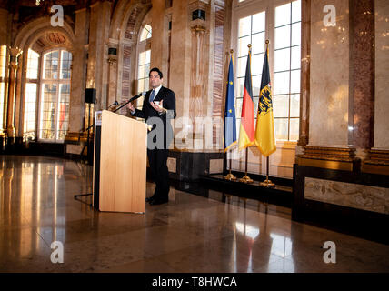 Stuttgart, Deutschland. 13. Mai, 2019. Mouhanad Khorchide, Direktor des Zentrums für Islamische Theologie an der Universität Münster, spricht im Neuen Schloss an den gemeinsamen Brechen des fasten im Ramadan. Credit: Fabian Sommer/dpa/Alamy leben Nachrichten Stockfoto