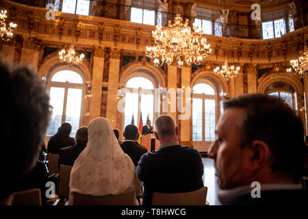 Stuttgart, Deutschland. 13. Mai, 2019. Die Gäste folgen einer Rede bei einer gemeinsamen Fastenbrechen im Ramadan im Neuen Schloss. Credit: Fabian Sommer/dpa/Alamy leben Nachrichten Stockfoto