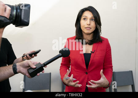 Malibu, CA, USA. 12. Mai 2019. Tulsi Gabbard, ein Demokrat von New York und Präsidentschaftskandidat 2020 beobachtet, als er während der Kampagne in Malibu. Credit: Ronen Tivony/SOPA Images/ZUMA Draht/Alamy leben Nachrichten Stockfoto