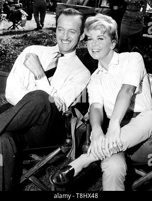 Mai 13, 2019: Foto: DORIS DAY, die immerwährende girl-next-door, dessen Karriere als Sängerin und Schauspielerin überspannte fast 50 Jahre und machte sie zu einer der grössten Hollywoodstars und beliebtesten Entertainer in den Vereinigten Staaten ist gestorben. Sie war 97. Bild: David Niven und DORIS DAY auf dem Satz der 1960er Film "Bitte noch die Gänseblümchen nicht Essen. Quelle: Globus Fotos/ZUMAPRESS.com/Alamy leben Nachrichten Stockfoto