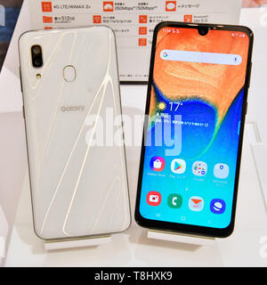 Galaxy 30 von Samsung angezeigt während der Pressekonferenz für neue mobile Geräte der Au 2019 Sommer in The Prince Park Tower Tokyo, Japan, am 13. Mai 2019. Quelle: LBA/Alamy leben Nachrichten Stockfoto