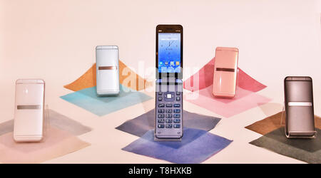 GRATINA KYF 39 von Kyocera angezeigt während der Pressekonferenz für neue mobile Geräte der Au 2019 Sommer in The Prince Park Tower Tokyo, Japan, am 13. Mai 2019. Quelle: LBA/Alamy leben Nachrichten Stockfoto