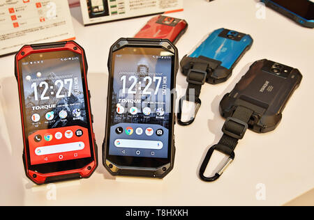 Mit dem vorgeschriebenen Drehmoment G04 der Kyocera angezeigt während der Pressekonferenz für neue mobile Geräte der Au 2019 Sommer in The Prince Park Tower Tokyo, Japan, am 13. Mai 2019. Quelle: LBA/Alamy leben Nachrichten Stockfoto