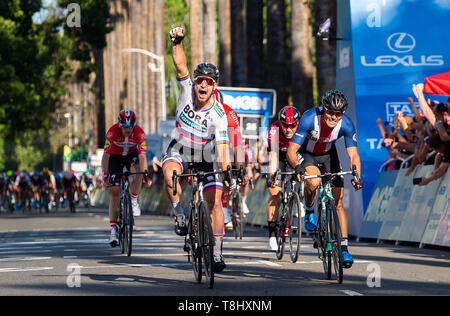 Sacramento, CA, USA. 12. Mai 2019. Peter Sagan gewinnt Etappe 1 Überqueren der Ziellinie vor Travis McCabe während der Amgen Tour von Kalifornien am Sonntag, 12. Mai 2019 in Sacramento. Credit: Paul Kitagaki jr./ZUMA Draht/Alamy leben Nachrichten Stockfoto