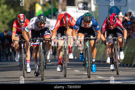 Sacramento, CA, USA. 12. Mai 2019. Peter Sagan gewinnt Etappe 1 Überqueren der Ziellinie vor Travis McCabe während der Amgen Tour von Kalifornien am Sonntag, 12. Mai 2019 in Sacramento. Credit: Paul Kitagaki jr./ZUMA Draht/Alamy leben Nachrichten Stockfoto