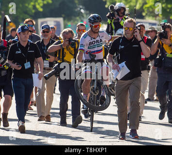 Sacramento, CA, USA. 12. Mai 2019. Peter Sagan pops einen Wheelie nach dem Gewinn Stufe 1 während der Amgen Tour von Kalifornien am Sonntag, 12. Mai 2019 in Sacramento. Credit: Paul Kitagaki jr./ZUMA Draht/Alamy leben Nachrichten Stockfoto