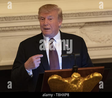 Washington, District of Columbia, USA. 13. Mai, 2019. Präsidenten der Vereinigten Staaten Donald J. Trumpf macht die Erläuterungen sind wie er beherbergt ein iftar Abendessen im Esszimmer des Weißen Hauses in Washington, DC am Montag, Mai 13, 2019 Credit: Chris Kleponis/CNP/ZUMA Draht/Alamy leben Nachrichten Stockfoto