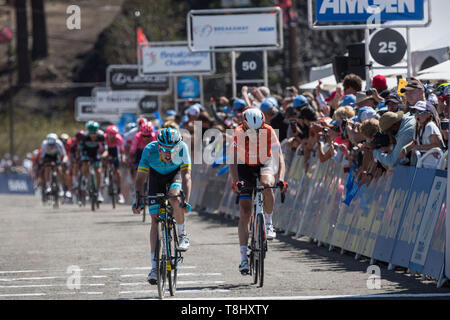 South Lake Tahoe, Kalifornien, USA. 13. Mai, 2019. Mitglieder des peloton Ansatz der South Lake Tahoe Finish Line am Montag während Phase 2 des 2019 Amgen Tour von Kalifornien. Der Tag begann in Rancho Cordova und endete in South Lake Tahoe, Reisen 133 Meilen mit 14.500 Meter climing. Credit: Tracy Barbutes/ZUMA Draht/Alamy leben Nachrichten Stockfoto