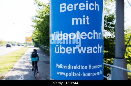 Hannover, Deutschland. 13. Mai, 2019. Ein Aufkleber mit Videotechnik überwacht" bezieht sich auf die Überwachungskameras der Polizei Hannover auf der Expo Plaza. Am 14.05.2019, das Parlament von Niedersachsen wird auf der umstrittenen neuen Polizei Gesetz stimmen. Dies ist auch für die Verwendung von rechtlich neu hinzugefügte elektronische Überwachung und Steuerung Optionen regeln. Credit: Julian Stratenschulte/dpa/Alamy leben Nachrichten Stockfoto