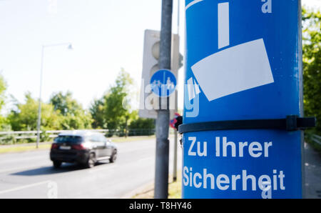 Hannover, Deutschland. 13. Mai, 2019. Ein Aufkleber weist auf die Überwachungskameras der Polizei Hannover auf der Expo Plaza. Am 14.05.2019, das Parlament von Niedersachsen wird auf der umstrittenen neuen Polizei Gesetz stimmen. Dies ist auch für die Verwendung von rechtlich neu hinzugefügte elektronische Überwachung und Steuerung Optionen regeln. Credit: Julian Stratenschulte/dpa/Alamy leben Nachrichten Stockfoto