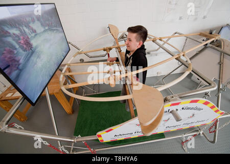 Anklam, Deutschland. 02 Mai, 2019. Lucas Sundt, Angestellter bei der Otto Lilienthal Museum, probiert im Flugsimulator einer Lilienthal glider wie der Pionier sein Flugzeug im 19. Jahrhundert gesteuert. Das Otto Lilienthal Museum Anklam und andere Museen in Mecklenburg-vorpommern beteiligen sich am Internationalen Museumstag am 19. Mai. Quelle: Stefan Sauer/dpa-Zentralbild/dpa/Alamy leben Nachrichten Stockfoto