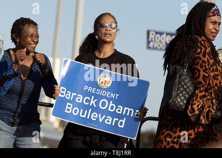 Los Angeles, CA, USA. 4. Mai, 2019. Eine Frau gesehen, die ein Plakat während des Festivals. Menschen auf einem Festival feiern die Umbenennung von Rodeo Straße zu Obama Boulevard zu sammeln, zu Ehren des ehemaligen US-Präsidenten Barack Obama in Los Angeles, Kalifornien. Credit: Ronen Tivony/SOPA Images/ZUMA Draht/Alamy leben Nachrichten Stockfoto