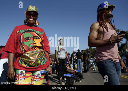 Los Angeles, CA, USA. 4. Mai, 2019. Eine Frau gesehen lächelnd während des Festivals. Menschen auf einem Festival feiern die Umbenennung von Rodeo Straße zu Obama Boulevard zu sammeln, zu Ehren des ehemaligen US-Präsidenten Barack Obama in Los Angeles, Kalifornien. Credit: Ronen Tivony/SOPA Images/ZUMA Draht/Alamy leben Nachrichten Stockfoto