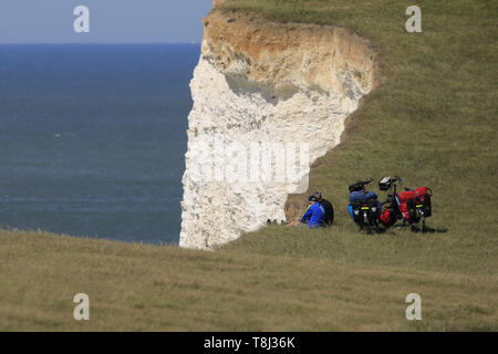 Beachy Head, UK. 14. Mai 2019. Ein paar Radfahrer Posieren für Bilder in der Nähe der Steilküste bei Beachy Head heute. Auch ein Selbstmord Ort bekannt, die Klippen sind Kreide gebildet und sind anfällig für Erosion. Beachy Head, East Sussex, UK. Credit: Ed Brown/Alamy Leben Nachrichten. Stockfoto