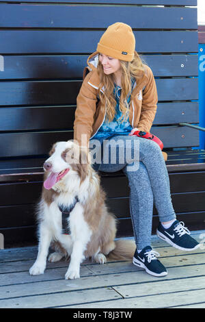 Bournemouth, Dorset, Großbritannien. 14. Mai 2019. UK Wetter: schöner sonniger Tag, aber sehr in Bournemouth Strände blowy, als Besucher der seaside Kopf den Sonnenschein zu machen. Junge Dame mit Border Collie auf der Pier. Credit: Carolyn Jenkins/Alamy leben Nachrichten Stockfoto