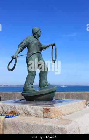 Bronzemahnmal für Fischer, die auf See in der Mount Bay cornwall verloren gingen Stockfoto