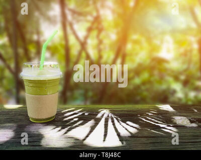 Grüner Tee frappe und gemischt. Sweety Getränk zum Entspannen im Garten Stockfoto