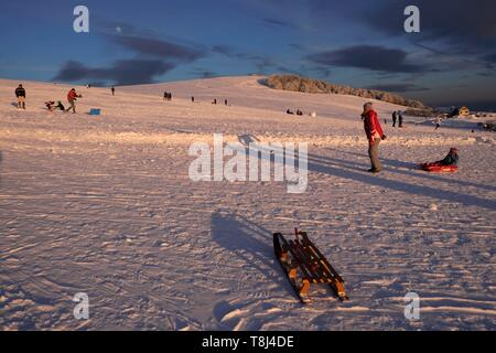 Frankreich, Territoire de Belfort, Ballon d'Alsace, Gipfel, Schlitten an einem Winterabend, Schnee Stockfoto