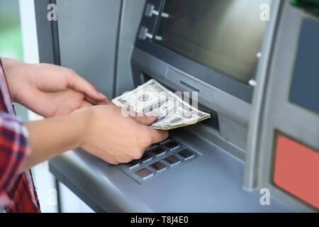 Frau herauf das Geld aus einem Geldautomaten, Nahaufnahme Stockfoto