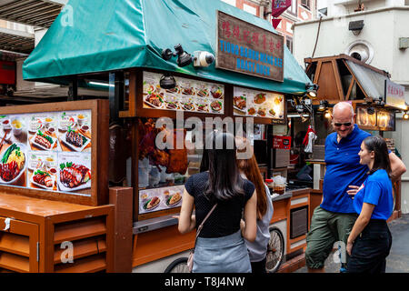 Touristen und Einheimische Schlange an einer Garküche, Chinatown, Singapur, Südostasien Stockfoto