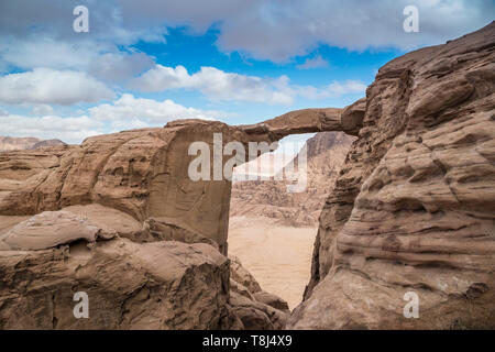 Steinerne Brücke in der Wüste, Wadi Rum, Jordanien Stockfoto