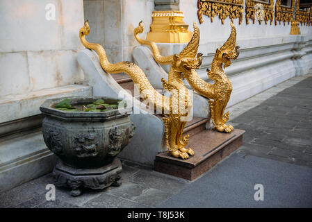 In der Nähe von Drachen Skulpturen von einem Tempel Eingang, Bangkok, Thailand Stockfoto