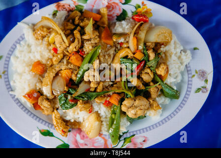 Huhn und Gemüse Rühren braten mit Reis, Krabi, Thailand Stockfoto