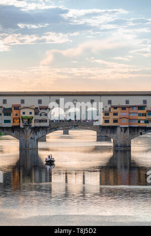 Brücke Ponte del Vecchio (Alte Brücke) über den Fluss Arno, Schiff unter der Brücke, Florenz, Italien, Toskana Stockfoto