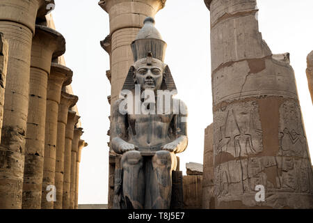 Ramses II Statue, Tempel von Luxor, Luxor, Ägypten Stockfoto