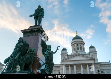 Helsinki, Finnland - 25/06/2018: Low Angle View von Alexander II Statue und Kathedrale von Helsinki in eckigen durch den Senat. Stockfoto