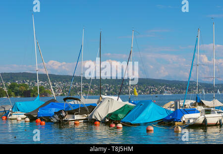 Zürich, Schweiz - 11. Mai 2018: Boote an einer Pier am Züricher See, Blick von der Stadt Zürich. Stockfoto