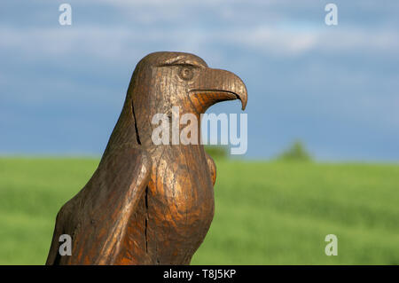 Grosshennersdorf Sachsen/Deutschland - 10. Mai 2019 - Der Holz- Raubvögel, die über den Eingang von Linden Allee ist Stockfoto