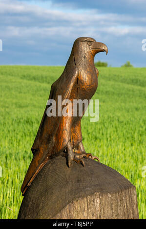 Grosshennersdorf Sachsen/Deutschland - 10. Mai 2019 - eine hölzerne Raubvogel wacht über dem Eingang von Linden Allee Stockfoto