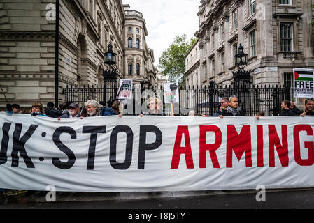 Nationale Demonstration für Palästina, London, riesige Banner: UK, Stop Bewaffnung Israels vor Downing Street, UK 11/05/2019 Stockfoto