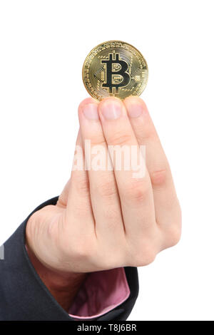 Des Menschen Hand mit goldenen Bitcoin auf weißem Hintergrund. Hochauflösendes Foto. Volle Tiefenschärfe. Stockfoto