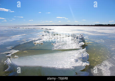 Eisschollen auf dem zugefrorenen See Peipus in Estland Stockfoto