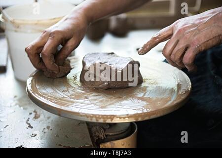 Ein lace Maker und Keramiker Kunstwerke erstellen. Hände, Ansicht von oben Stockfoto