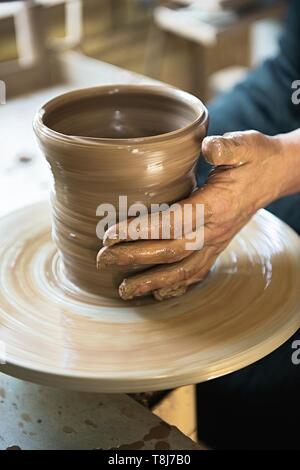 Ein lace Maker und Keramiker Kunstwerke erstellen. Hände, Ansicht von oben Stockfoto