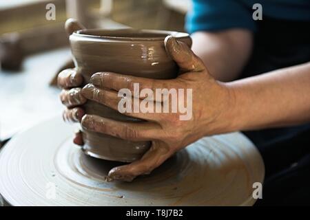 Ein lace Maker und Keramiker Kunstwerke erstellen. Hände, Ansicht von oben Stockfoto