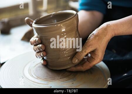 Ein lace Maker und Keramiker Kunstwerke erstellen. Hände, Ansicht von oben Stockfoto