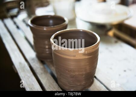 Ein lace Maker und Keramiker Kunstwerke erstellen. Hände, Ansicht von oben Stockfoto